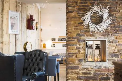 Размещение в пабах в Корнуолле, Ньюбери и Эдинбурге