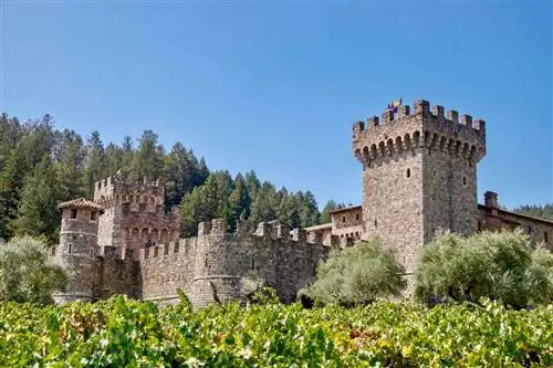 Внешний вид Castello di Amorosa, средневековой винодельни и замка в тосканском стиле, расположенного в винодельческой стране Калифорнии.