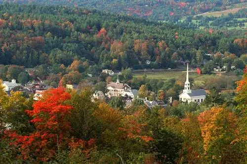 Панорамный осенний вид на причудливый Стоу, Вермонт осенью.