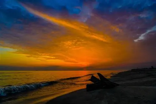 Яркий закат над пляжем