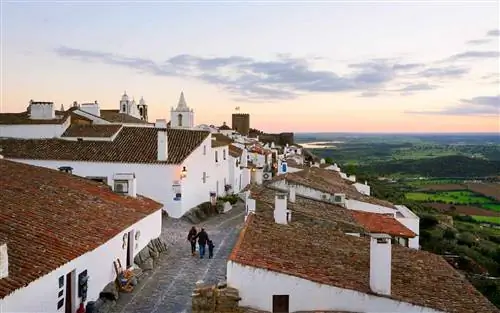 Средневековая и историческая деревня Монсараш в сумерках