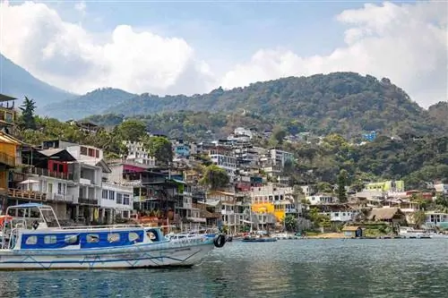 Здания и лодки вдоль побережья озера Атитлан