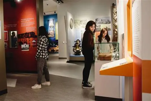 Дети исследуют экспонаты в MONOVA: Museum of North Vancouver