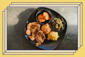 Свиные отбивные, ямс, листовая капуста, макароны с сыром и красный рис в ресторане Nigel’s Good Food в Чарльстоне.