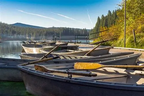 Деревянные гребные лодки в доке Клир-Лейк-Сестерс Орегон