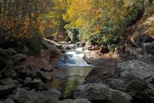 Карьерный водопад осенью, Хайлендс, Северная Каролина
