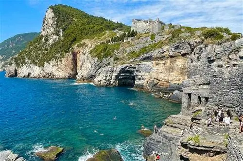 Вид с воздуха на Грот лорда Байрона
