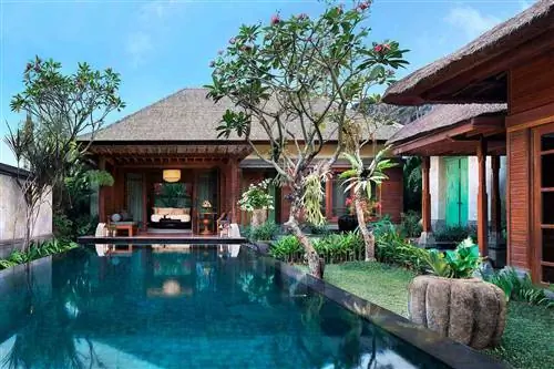 Гостевая вилла и частный бассейн в отеле Mandapa Ritz-Carlton Reserve в Индонезии. Гостевая вилла и частный бассейн в отеле Mandapa Ritz-Carlton Reserve в Индонезии.