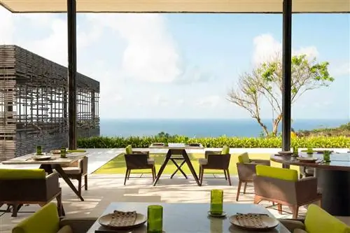 Вид из столовой на курорте Alila Villas Uluwatu Вид из столовой на курорте Alila Villas Uluwatu