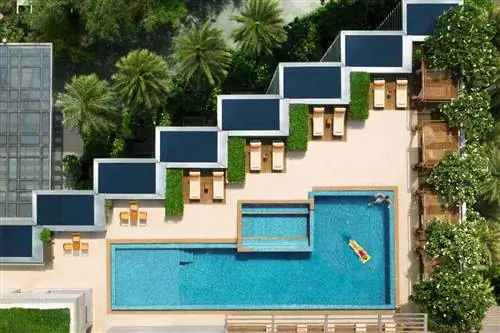 Вид с воздуха на бассейн отеля Four Seasons в Мумбаи Вид с воздуха на бассейн отеля Four Seasons в Мумбаи