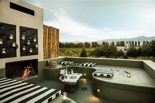 Открытый внутренний дворик в Cavas Wine Lodge Открытый внутренний дворик в Cavas Wine Lodge