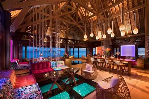 Красочный бар и лаунж-зона на курорте Conrad Bora Bora Nui