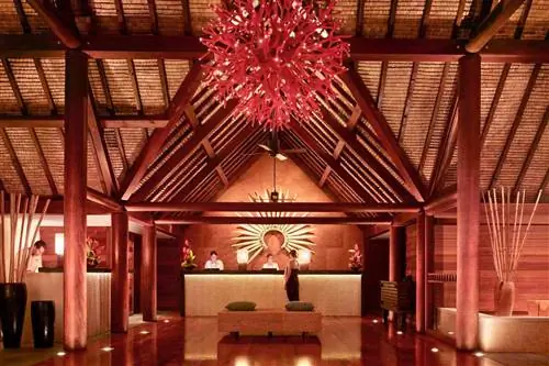 Вестибюль отеля Four Seasons Resort Bora Bora с большой люстрой, вдохновленной кораллами.