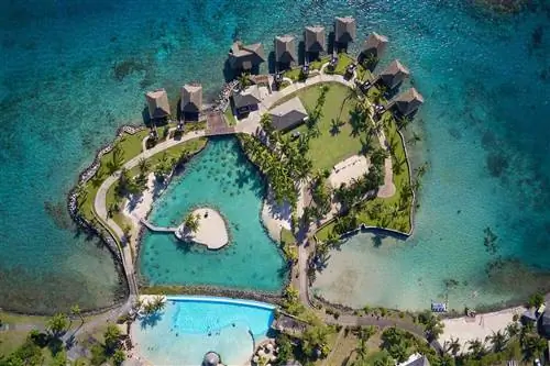 Вид с воздуха на виллы над водой на курорте InterContinental Resort на Таити.