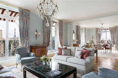 Вид на Эйфелеву башню из номера Suite Paris в La Réserve Paris Hotel and Spa