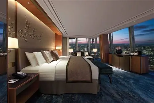 Вид на ночной Лондон из номера в отеле Shangri-La the Shard, Лондон.