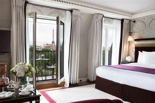 Вид на Эйфелеву башню из люкса La Réserve Paris в отеле La Réserve Paris Hotel and Spa.