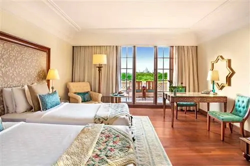 Интерьер гостевой комнаты Oberoi Amarvilas с балконом