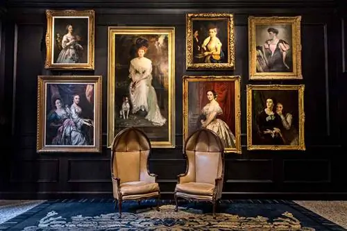 Кресла в портретной галерее отеля The Ritz-Carlton, Атланта