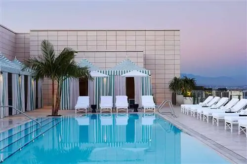 Бассейн в отеле Waldorf Astoria Beverly Hills