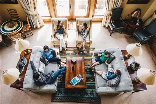 Друзья отдыхают в лаундже на курорте Four Seasons Jackson Hole.