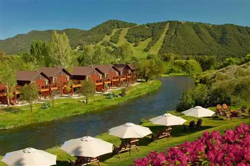Домики Creekside на курорте Rustic Inn Creekside в Вайоминге
