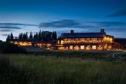 Trailhead Lodge на ранчо Браш-Крик, Вайоминг, ночью