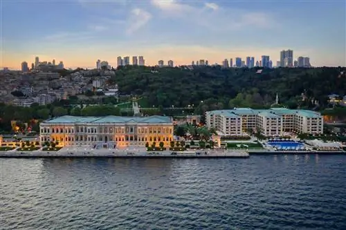 Вид под высоким углом на отель Ciragan Kempinski Palace в Стамбуле