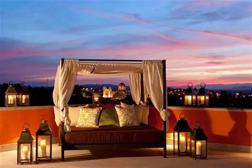 Кушетка на террасе в отеле Rosewood San Miguel de Allende