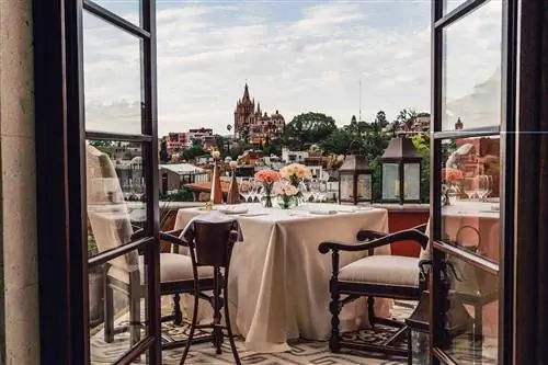 Балкон номера с видом на отель Rosewood San Miguel de Allende в Мексике.