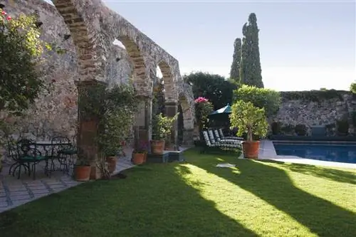 Двор и бассейн в отеле Casa Sierra Nevada в Мексике