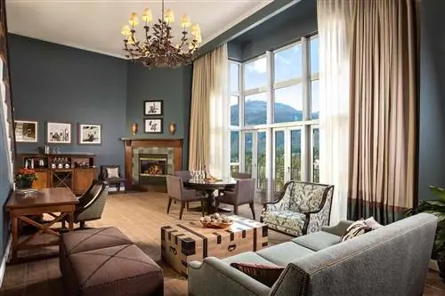 Гостиная в отеле Fairmont Chateau Whistler