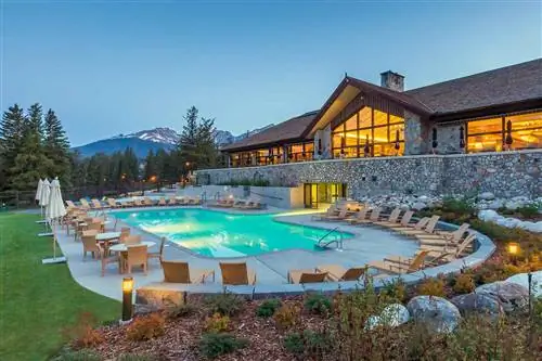 Внешний вид на бассейн и собственность Fairmont Jasper Park Lodge