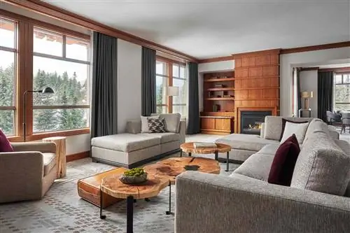 Гостиная в номерах отеля Four Seasons Resort and Residences Whistler.