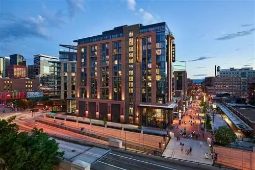 Внешний ночной вид отеля Rally