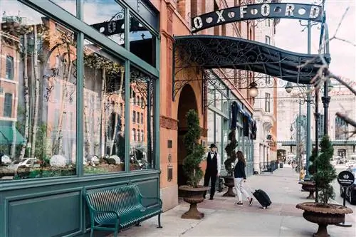 Внешний вход в отель Оксфорд