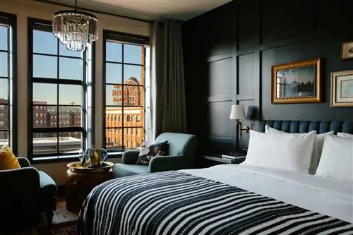 Интерьер гостевой комнаты с видом в отеле The Ramble