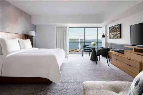 Номер Делюкс с видом на залив в отеле Four Seasons Seattle