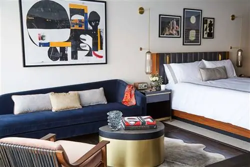 Спальня с кроватью размера "king-size" в Thompson Dallas