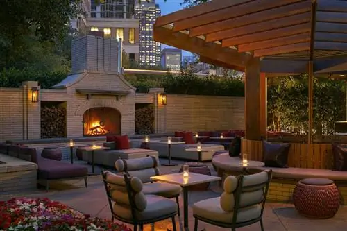 Лаундж под открытым небом в The Ritz-Carlton Dallas