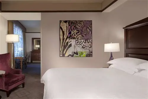 Спальня с кроватью размера "king-size" в отеле Ashton