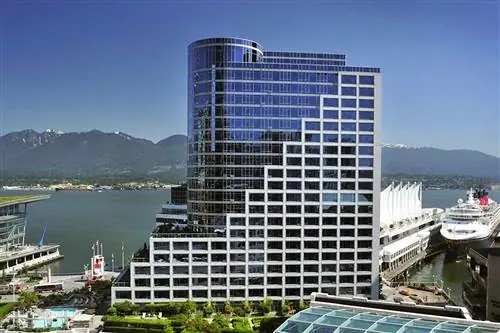 Внешний фасад Fairmont Waterfront