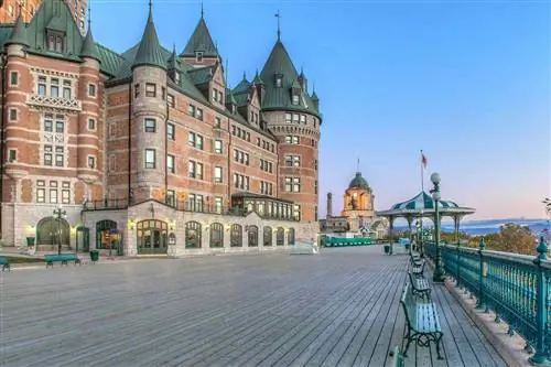 Шато Фронтекак на рассвете, Квебек, Канада