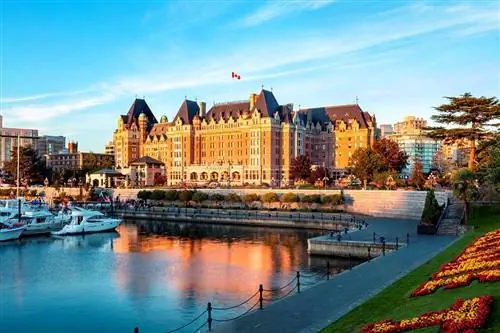 Внешний вид Fairmont Empress над водой