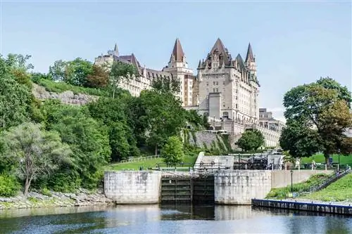 Отель Chateau Laurier с рекой Оттава в летний день. Шлюзы канала Ридо находятся справа.