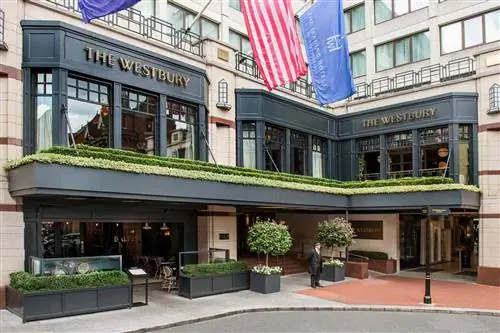 Внешний фасад и главный вход в Вестбери