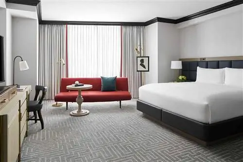 Интерьер номера «Премьер» с кроватью размера «king-size» в отеле Ritz-Carlton, Вашингтон, округ Колумбия.