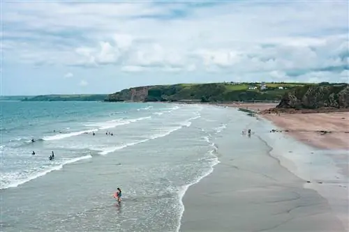 Пляж национального парка Пемброкшир с купающимися людьми