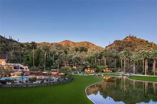 Внешний ландшафт с бассейном и полем для гольфа в Касл-Хот-Спрингс