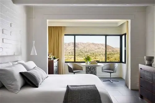 Номер с видом на горы в Sanctuary Camelback Mountain, Gurney’s Resort & Spa